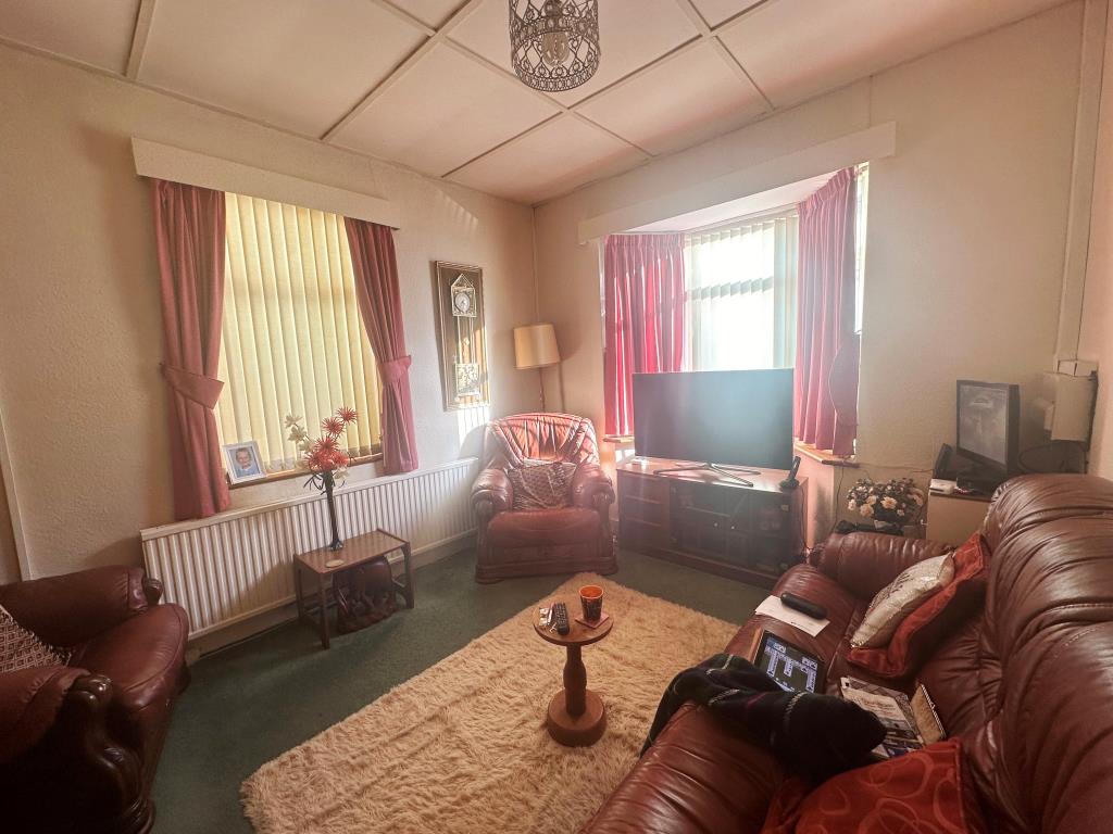 Lot: 4 - DETACHED BUNGALOW FOR INVESTMENT - Living Room